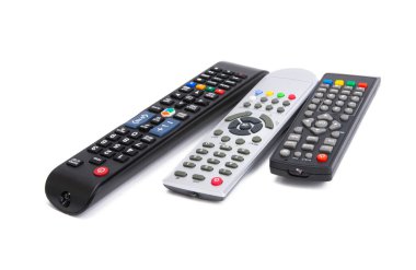 Beyaz arkaplanda izole edilmiş televizyon kumandaları