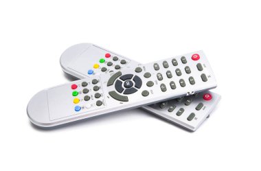 Beyaz arkaplanda izole edilmiş televizyon kumandaları