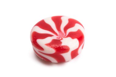 Süt meyveli lolipoplar beyaz arkaplanda izole