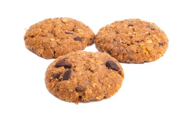 Beyaz arka planda çikolatalı kurabiyeler