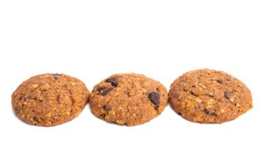 Beyaz arka planda çikolatalı kurabiyeler