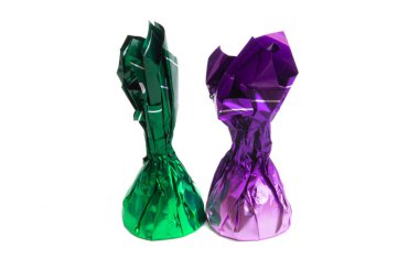 Beyaz arka planda izole edilmiş renkli ambalajlı çikolata şekerleri.