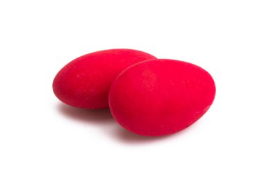 Beyaz arka planda izole edilmiş çikolata renkli jöleli badem.