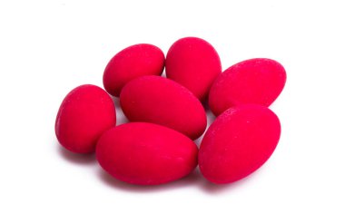 Beyaz arka planda izole edilmiş çikolata renkli jöleli badem.