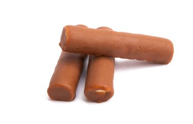 Beyaz arkaplanda izole çikolatalı süt