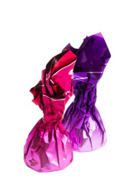 Beyaz arka planda izole edilmiş renkli ambalajlı çikolata şekerleri.