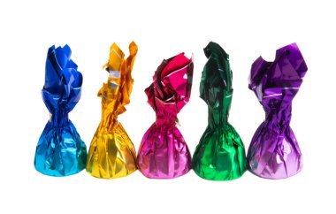 Beyaz arka planda izole edilmiş renkli ambalajlı çikolata şekerleri.