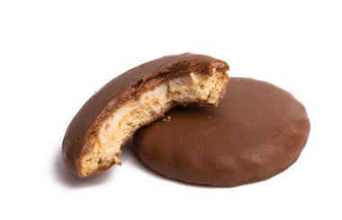 Beyaz arka planda izole çikolatalı kurabiye