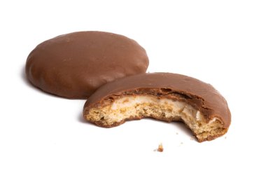 Beyaz arka planda izole çikolatalı kurabiye