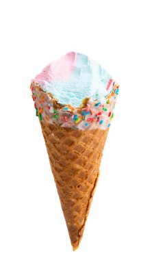 Beyaz arka planda izole edilmiş waffle bardağındaki dondurma.