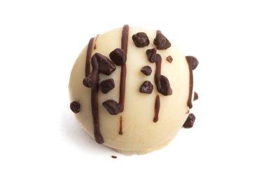 Beyaz arka planda izole çikolatalı trüf.