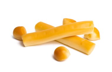 Beyaz arka planda izole edilmiş füme peynir