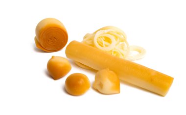 Beyaz arka planda izole edilmiş füme peynir