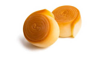 Beyaz arka planda izole edilmiş füme peynir