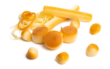 Beyaz arka planda izole edilmiş füme peynir