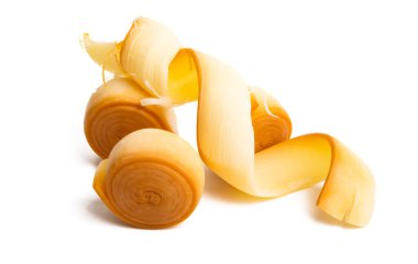 Beyaz arka planda izole edilmiş füme peynir