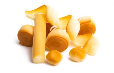 Beyaz arka planda izole edilmiş füme peynir