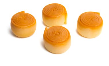 Beyaz arka planda izole edilmiş füme peynir