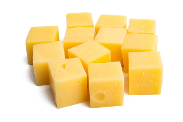 在白色背景上分离的奶酪立方体 — 图库照片