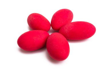 Beyaz arka planda izole edilmiş çikolata renkli jöleli badem.