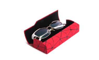 Gözlük kutusu beyaz arkaplanda izole