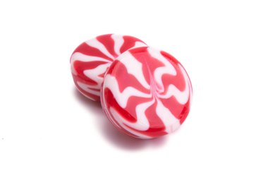 Süt meyveli lolipoplar beyaz arkaplanda izole