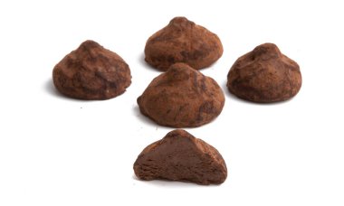 Beyaz arka planda izole çikolatalı trüf.