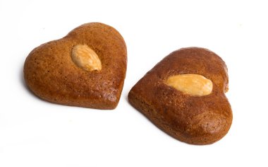 Beyaz arkaplanda izole edilmiş bademli kalp kurabiyeleri