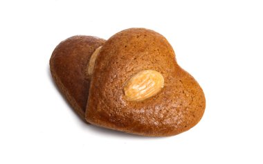 Beyaz arkaplanda izole edilmiş bademli kalp kurabiyeleri