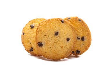 Beyaz arka planda izole edilmiş çikolata damlalı kurabiyeler