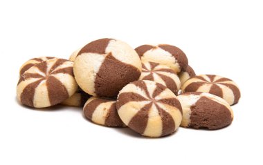 beyaz arkaplanda izole edilmiş çizgili kurabiyeler