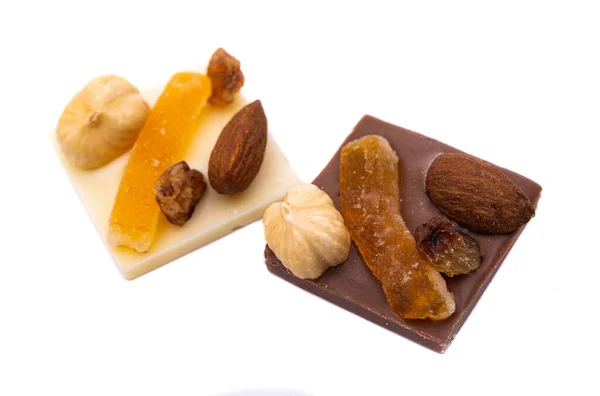 Chocolate Con Nueces Aisladas Sobre Fondo Blanco — Foto de Stock