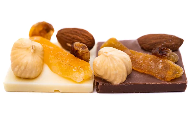 Chocolate Con Nueces Aisladas Sobre Fondo Blanco — Foto de Stock