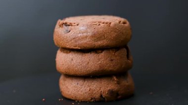 Siyah arka planda çikolatalı kek bisküvisi videosu