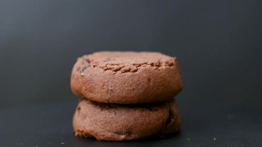 Siyah arka planda çikolatalı kek bisküvisi videosu