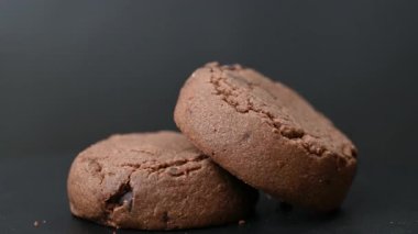 Siyah arka planda çikolatalı kek bisküvisi videosu