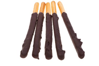 Beyaz sırtüstü izole edilmiş çikolata kremalı bisküvi.