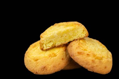 limon kurabiyeleri siyah arkaplanda izole