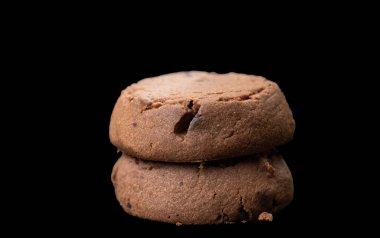  Siyah arka planda çikolatalı kek bisküvisi