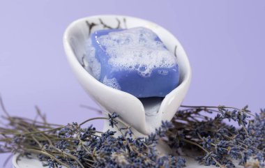 Sabun köpüklü lavanta sabunu.