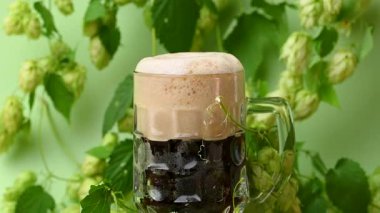 Bir bardak koyu bira ve koni.