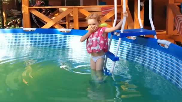 Маленькая Девочка Плавает Бассейне — стоковое видео