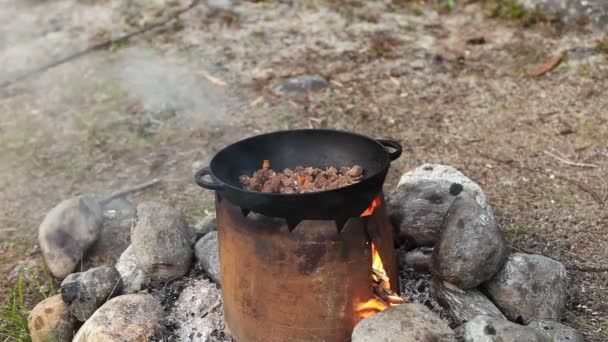 Приготовление Мяса Котле Открытом Воздухе — стоковое видео