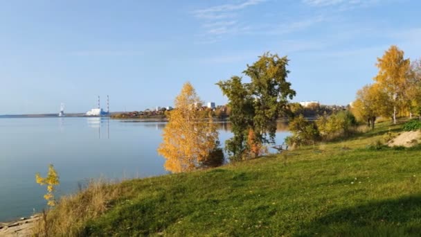 秋の風景 河岸の発電所 — ストック動画