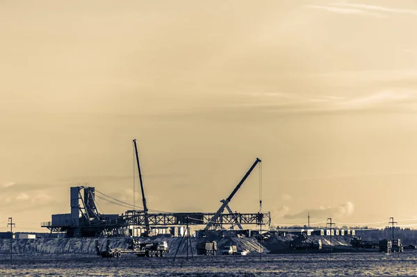 Lavori Installazione Della Piattaforma Nel Campo Petrolifero Gru Veicoli Derrick — Foto Stock