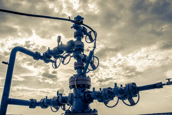 带阀门电枢的井口水平视图 石油和天然气行业的概念 工业站点背景 — 图库照片