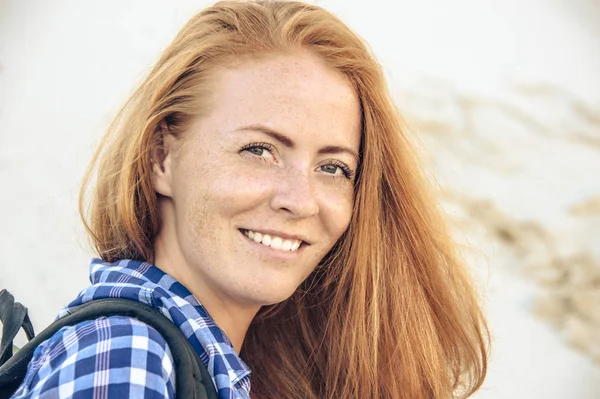 Hipster young girl enjoying sun on slope dune. — Stock Photo, Image