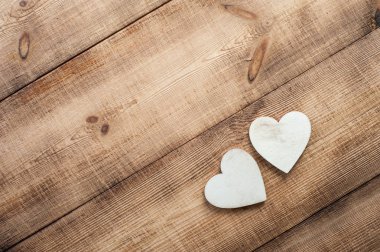 Antika ahşap arka plan üzerinde iki ahşap kalp.