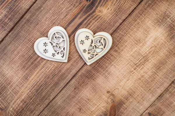 Два деревянных сердца на старинном деревянном фоне . — стоковое фото