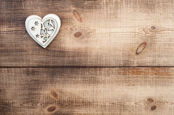 Coeur en bois bien placé sur un fond en bois vintage . — Photo